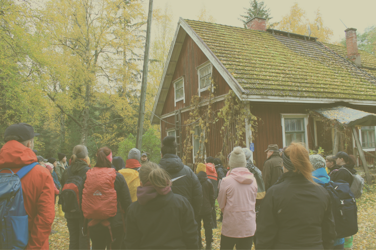 Ihmisiä kokoontuneena Laukaan Capeenpurolle kuuntelemaan Polkukartta-koulutusta.