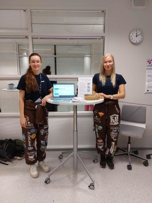 Valokuva kahdesta ihmisestä esittelypisteellä.