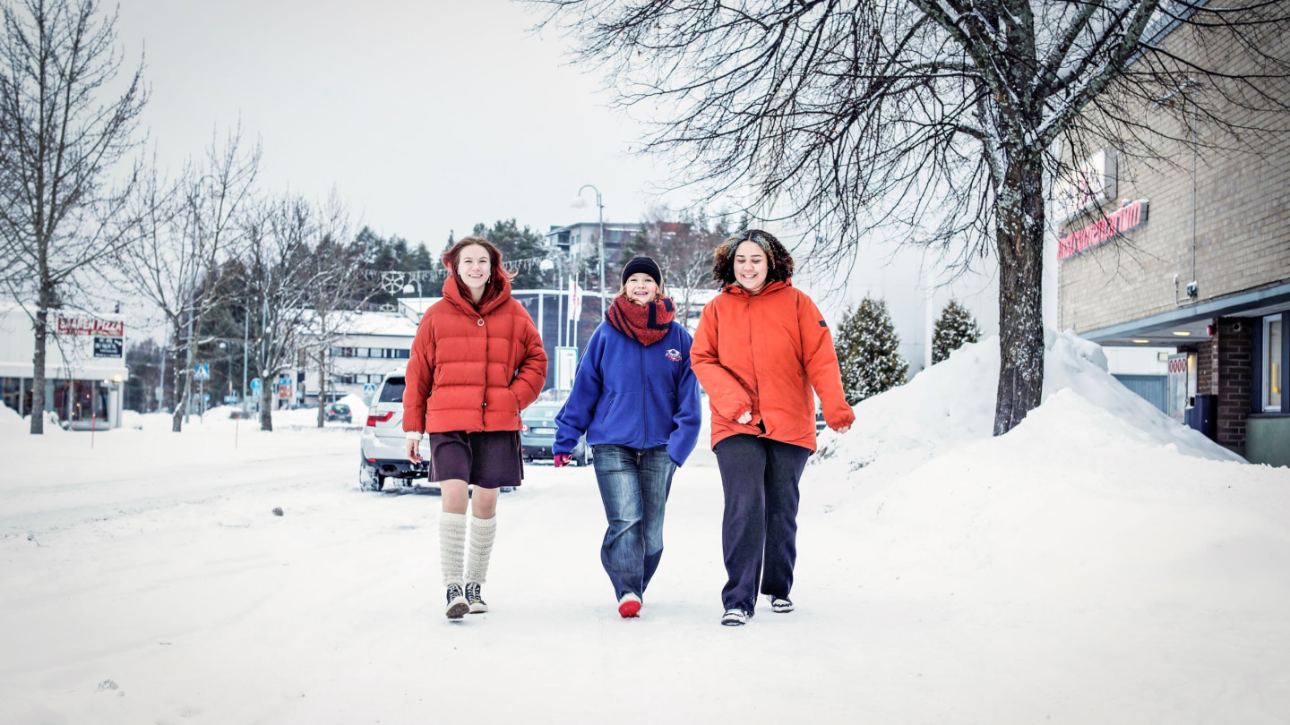 Emma Hakonen (vas.), Miisa Tikkanen ja Hanna Sorsa tekevät Vain Landella podcastia.