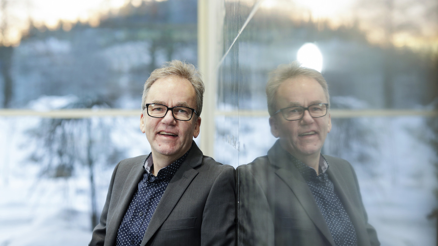 Kuvassa ITtiedekunnan työelämäprofessori Ari Jaaksi poseeraa kameralle.
