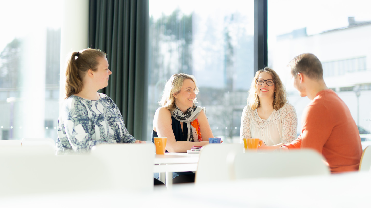 Yliopiston henkilökuntaa ja opiskelijoita palaverissa Ruusupuiston Unoravintolassa.