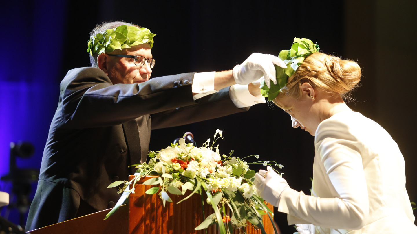 naismaisterin päähän painetaan seppele