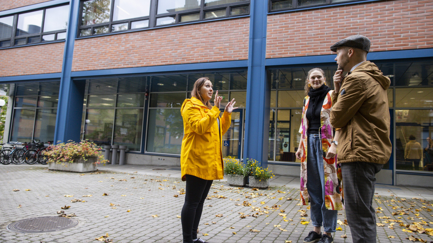 Projektitutkija Milla Pitkänen (vas.), yliopistonopettaja Kirsi Leskinen ja yliopistonopettaja Ville Manninen, kieli- ja viestintätieteiden laitos, taustalla A-rakennus