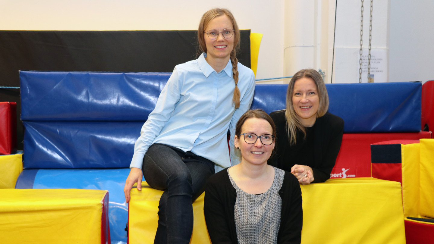Kolme tutkijaa poseeraa lähikuvassa