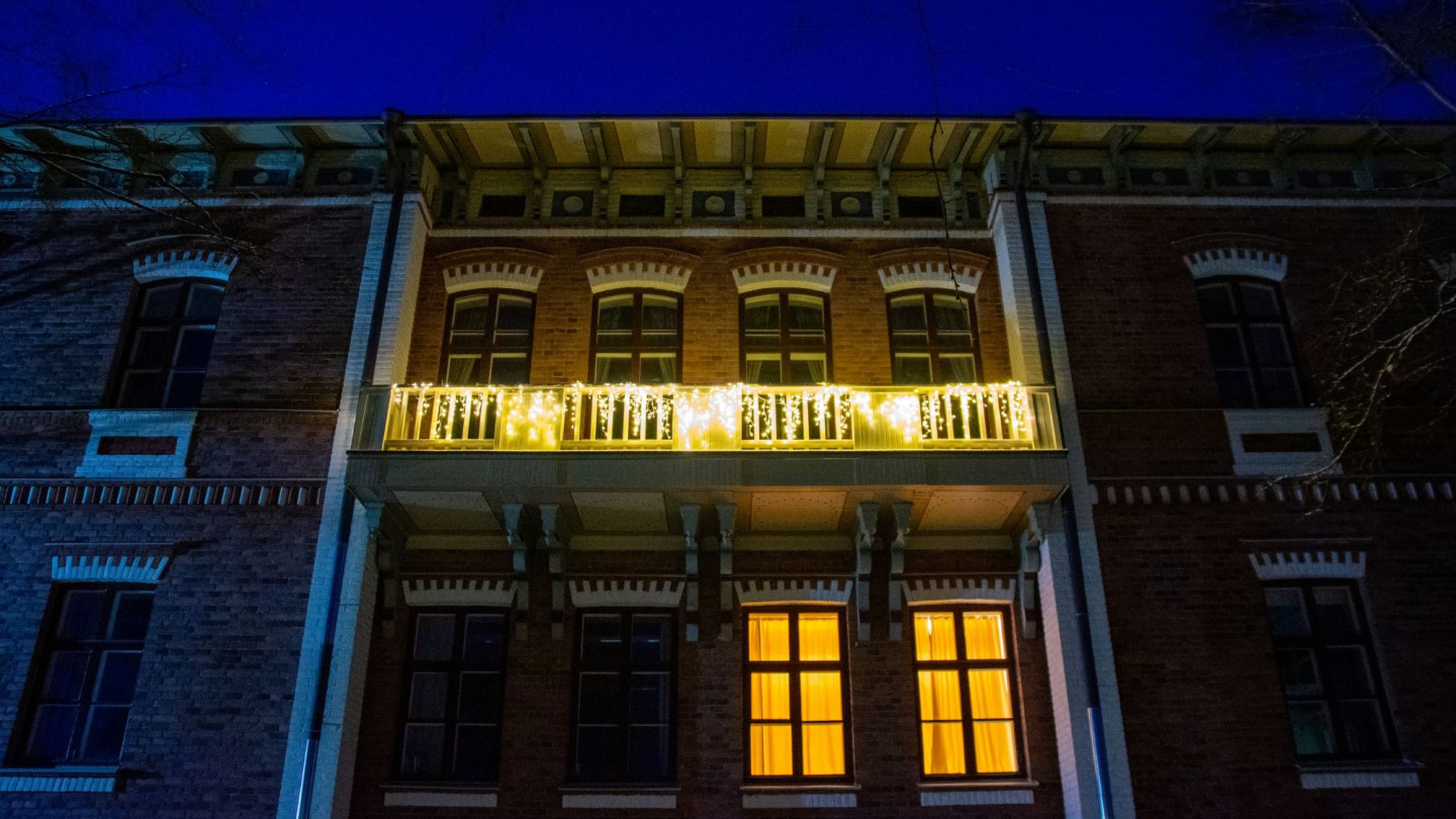 Oppiorakennus valaistuna