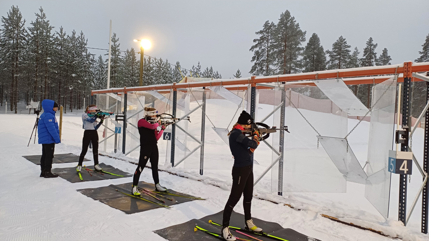 Ampumahiihtäjät ampupaikalla rivissä