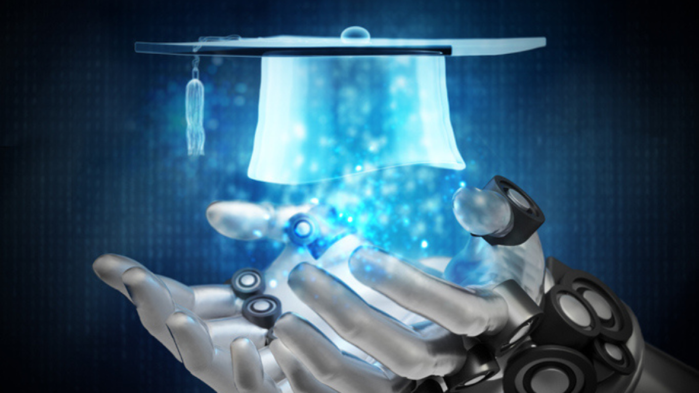 Kyberkädet kannattelevat maisterinhattua