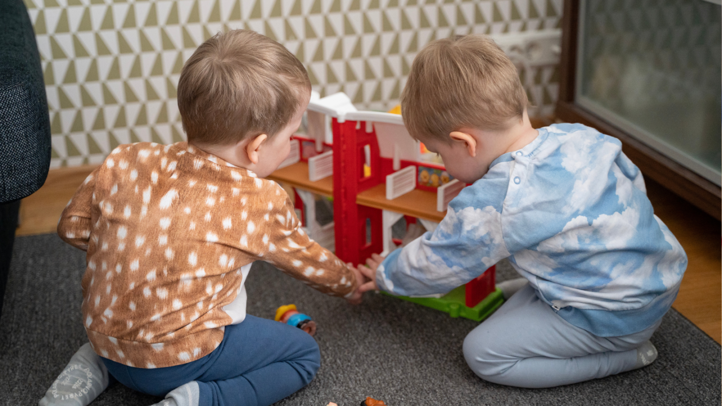 Kaksoset leikkimässä