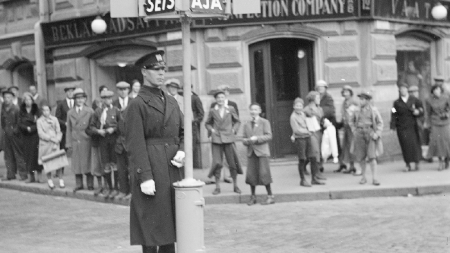 Mustavalkokuva liikennepoliisista Helsingissä 1930-luvulla