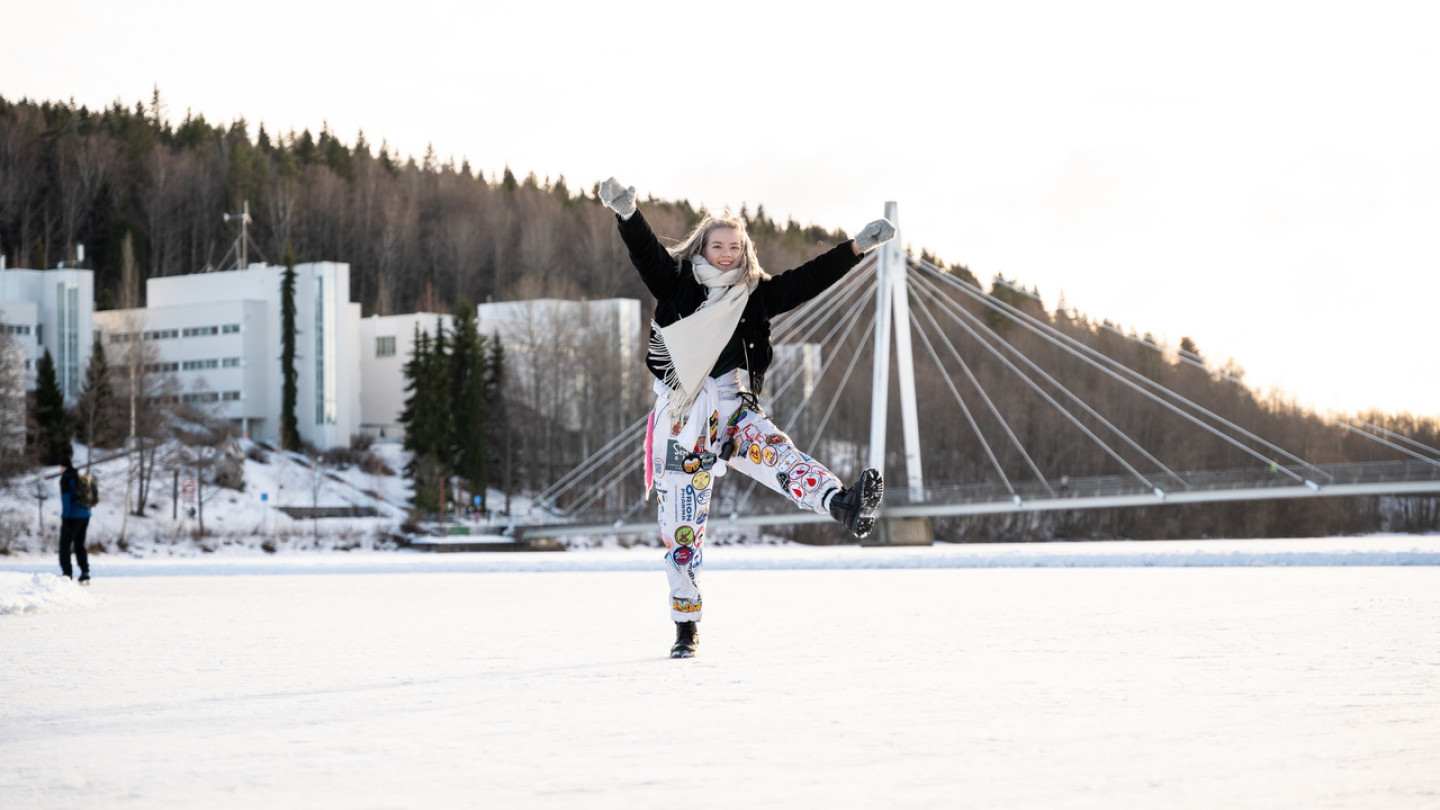 Opiskelija Jyväsjärven jäällä.