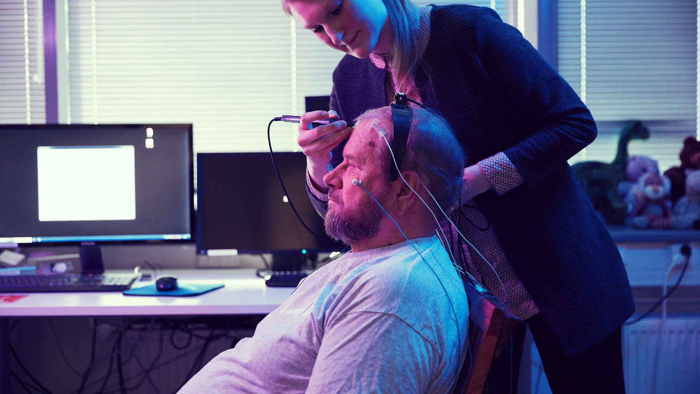 Valmistelua aivomittausta varten Mattilanniemen MEG-laboratoriossa.