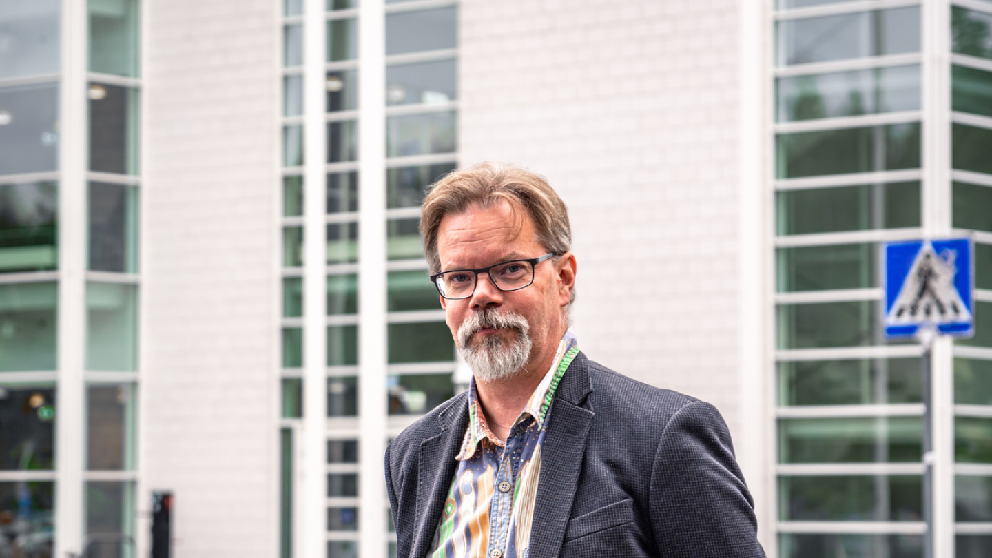 Professori Samuli Pekkola Jyväskylän yliopiston Agorarakennuksen edessä.
