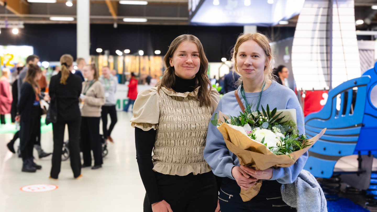 Varjoraadin edustaja Veera Impiö ja Varjoraaadin valitseman suunnitelman tekijä Johanna Varkki.jpg