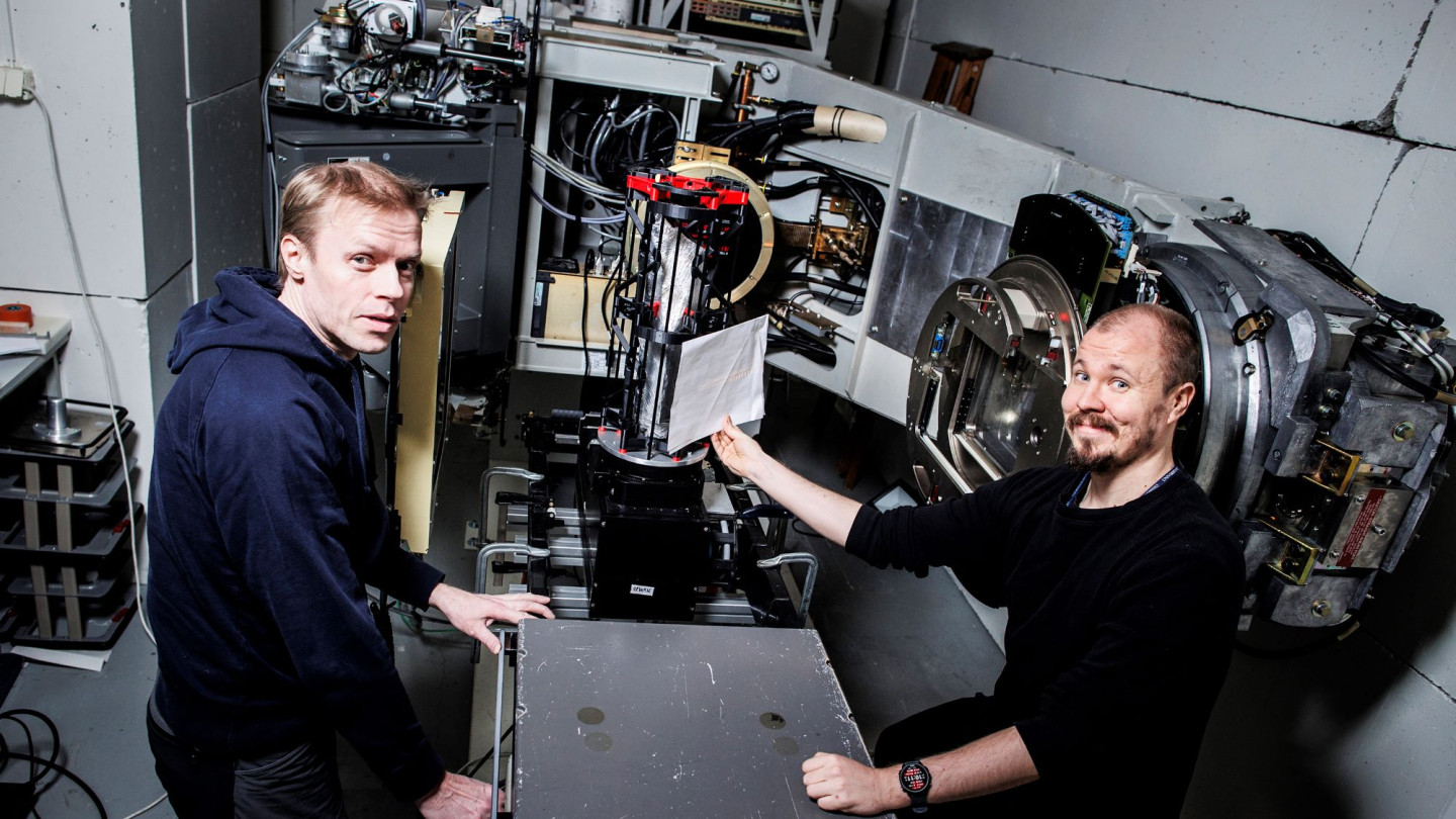 Heikki Kettunen (vas.) ja Joni Tanttu korkeaenergisen röntgenlaitteiston äärellä RADEFsäteilytysasemalla Jyväskylän yliopiston kiihdytinlaboratoriossa.