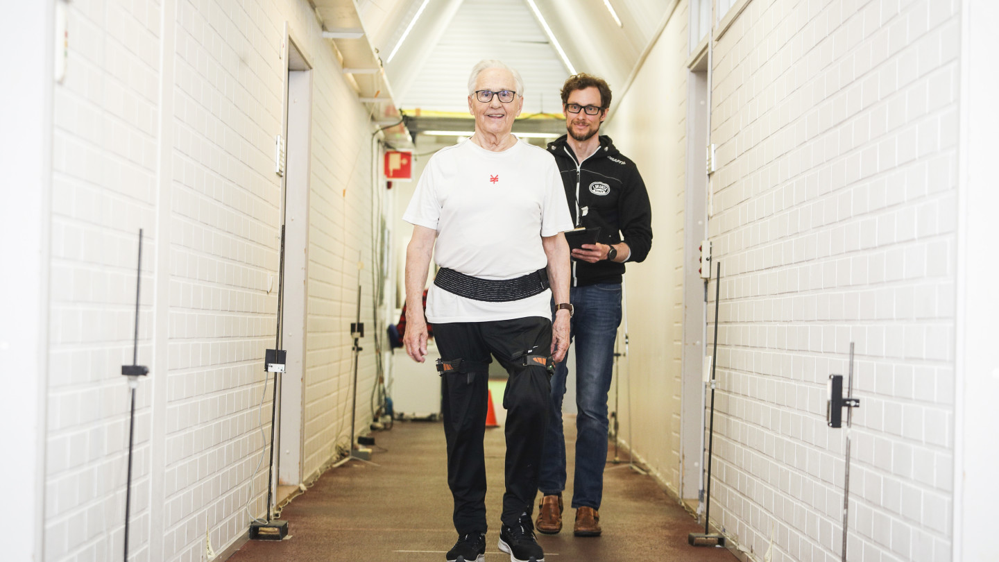 Walk test with wearable sensors on a laboratory corridor 