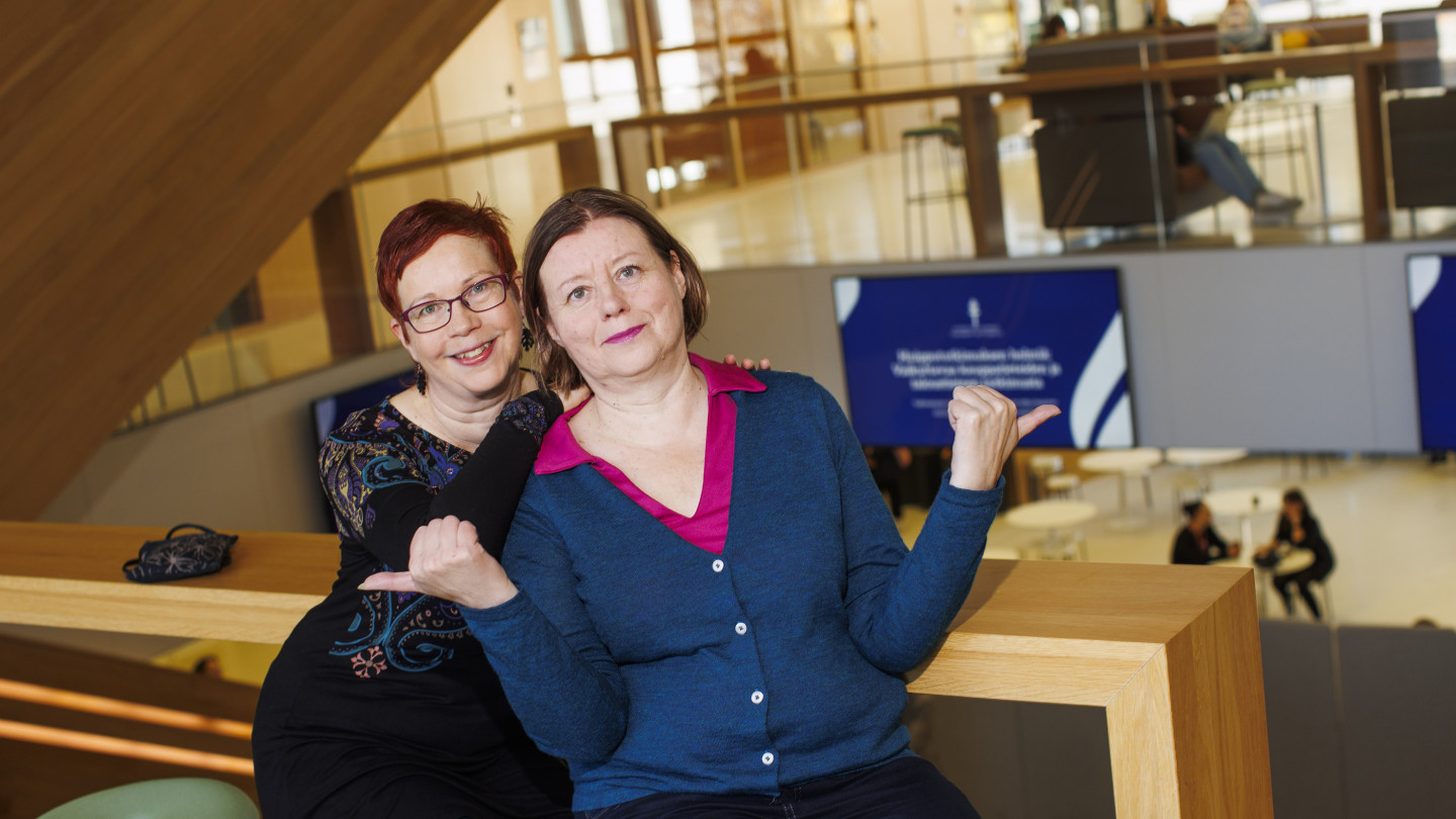 Työtoverit Paula Savela ja Liisa Kytölä Ruusupuisto-rakennuksessa