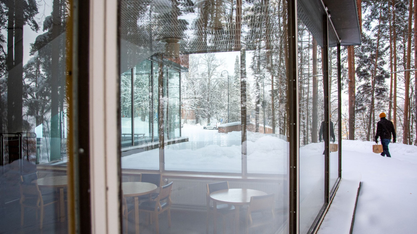 Kusassa on Jyväskylän yliopiston päärakennuksen ikkunaseinä.