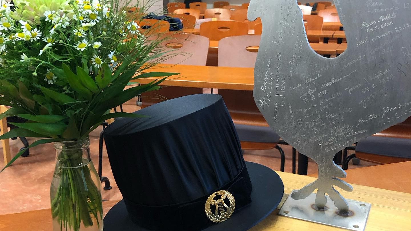 tohtorinhattu ja väitöskukko