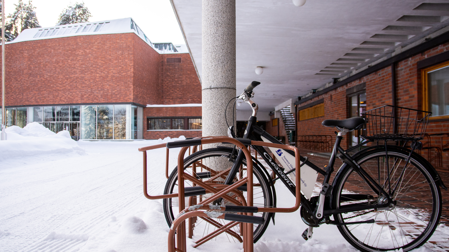 Polkupyörä yliopiston päärakennuksen edustalla.