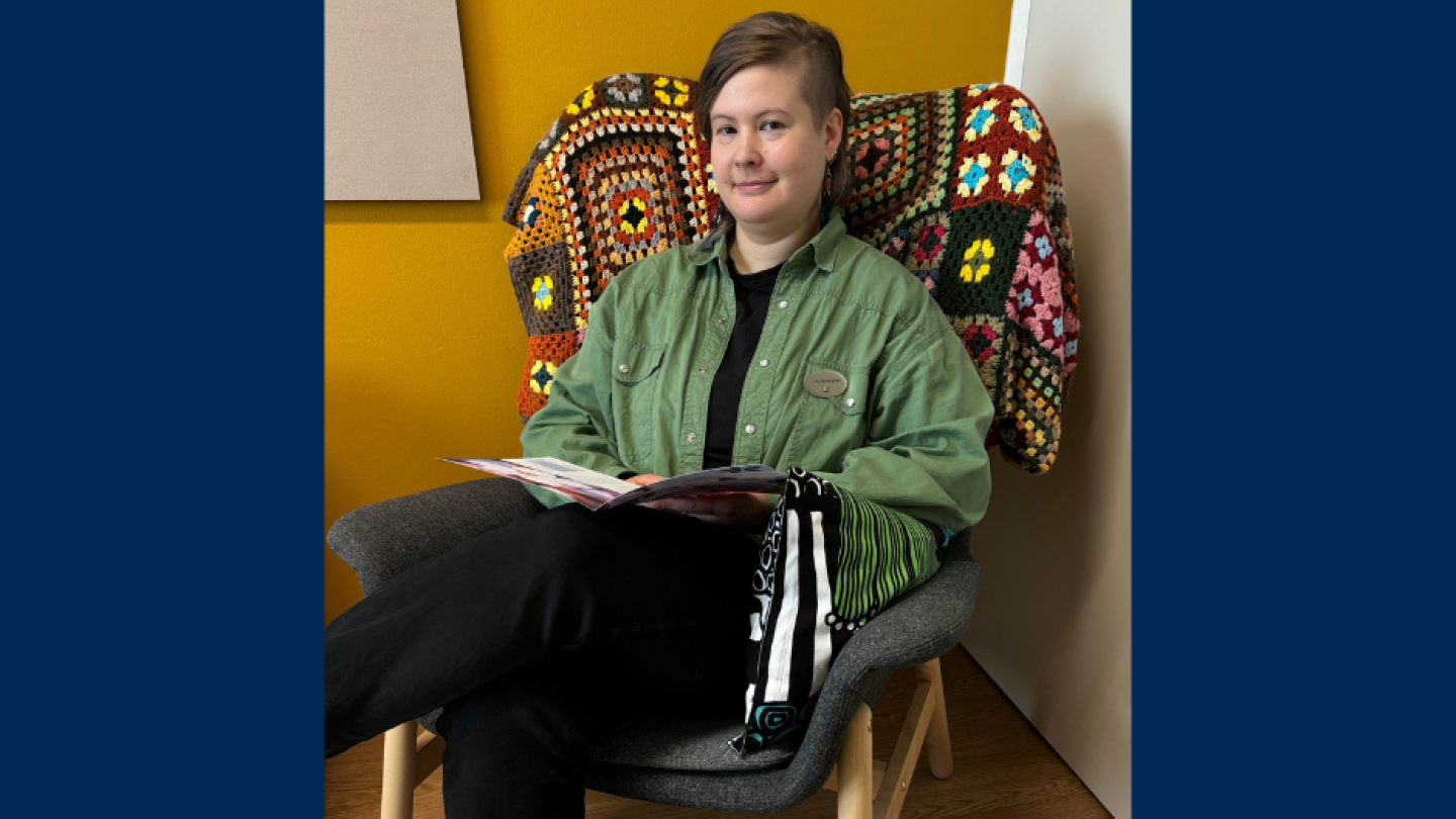 Tiina Nevalainen istuu nojatuolissa, jossa on virkattu tilkkutäkki.