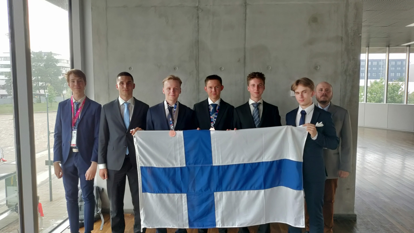 Suomen joukkue palkintojenjaon jälkeen. Vasemmalta oikealle Eppu Leinonen (joukkueenjohtaja), Daniel Petre, Veikka Karonen, Jussi Pyysalo, Konsta Koskenniemi, Ville Kauppinen, Lasse Franti (joukkueenjohtaja).