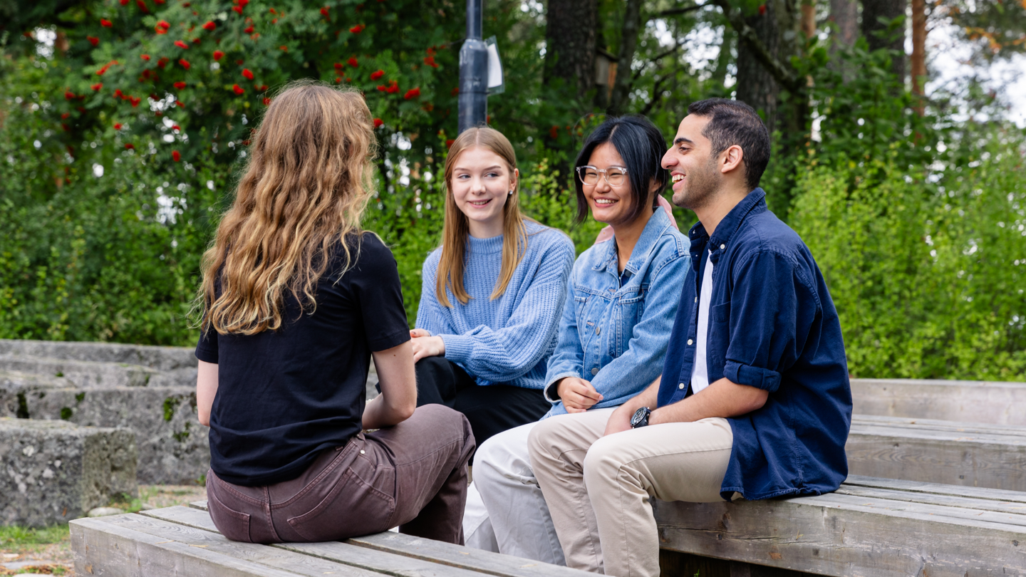 Opiskelijoita kampuksella.