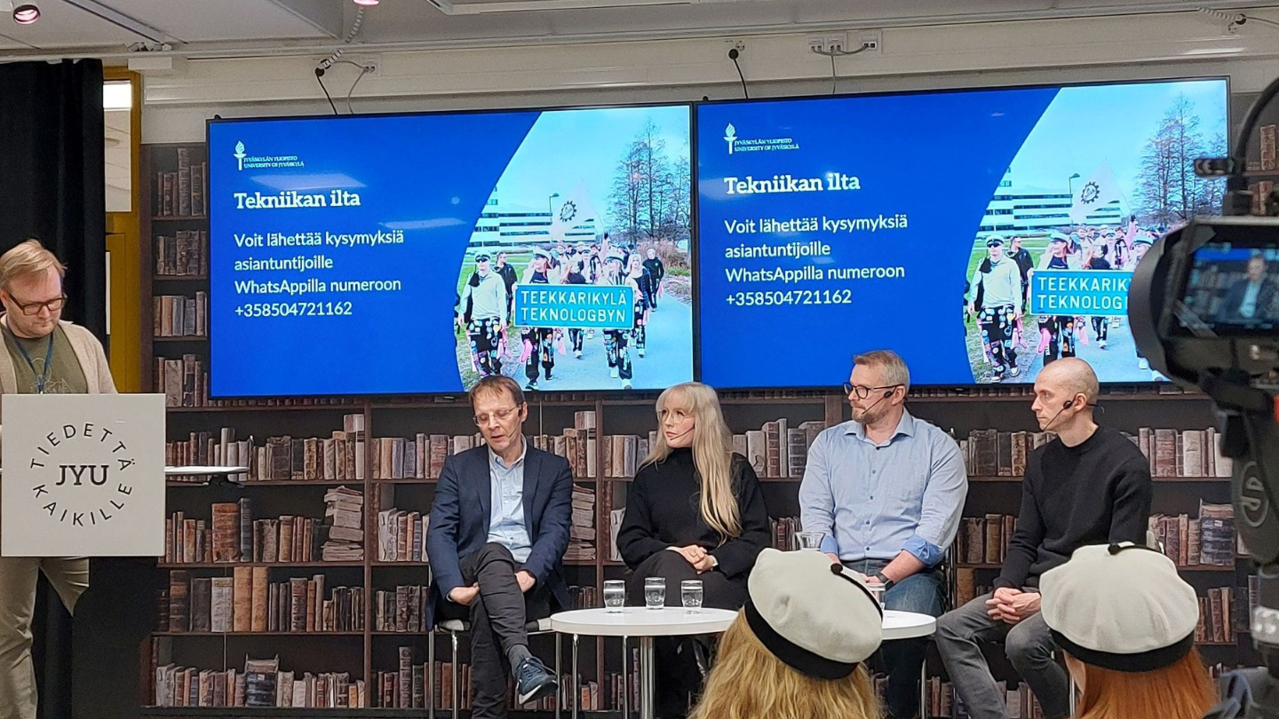 Tekniikan ilta esitteli JYU:n DIohjelmat 7.10.2025. Mukana Timo Kovanen (vas.), Lauri Kettunen, Susanna Lähde, PEkka Koskinen ja Santtu Tikka.