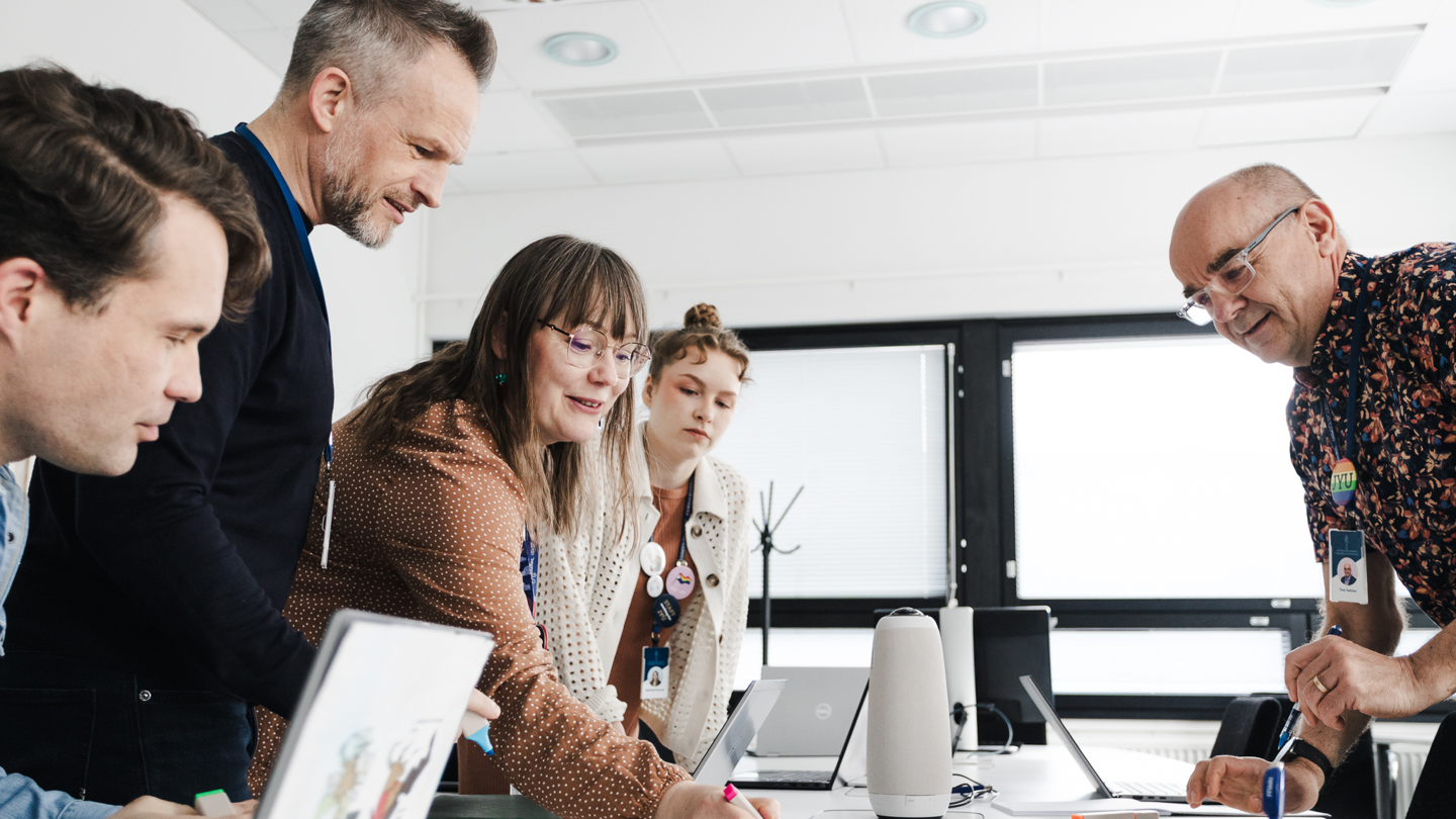 Henkilöstö pöydän äärellä suunnittelemassa.