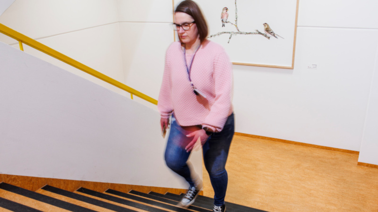 Henkilö nousee portaita yliopiston kirjastolla