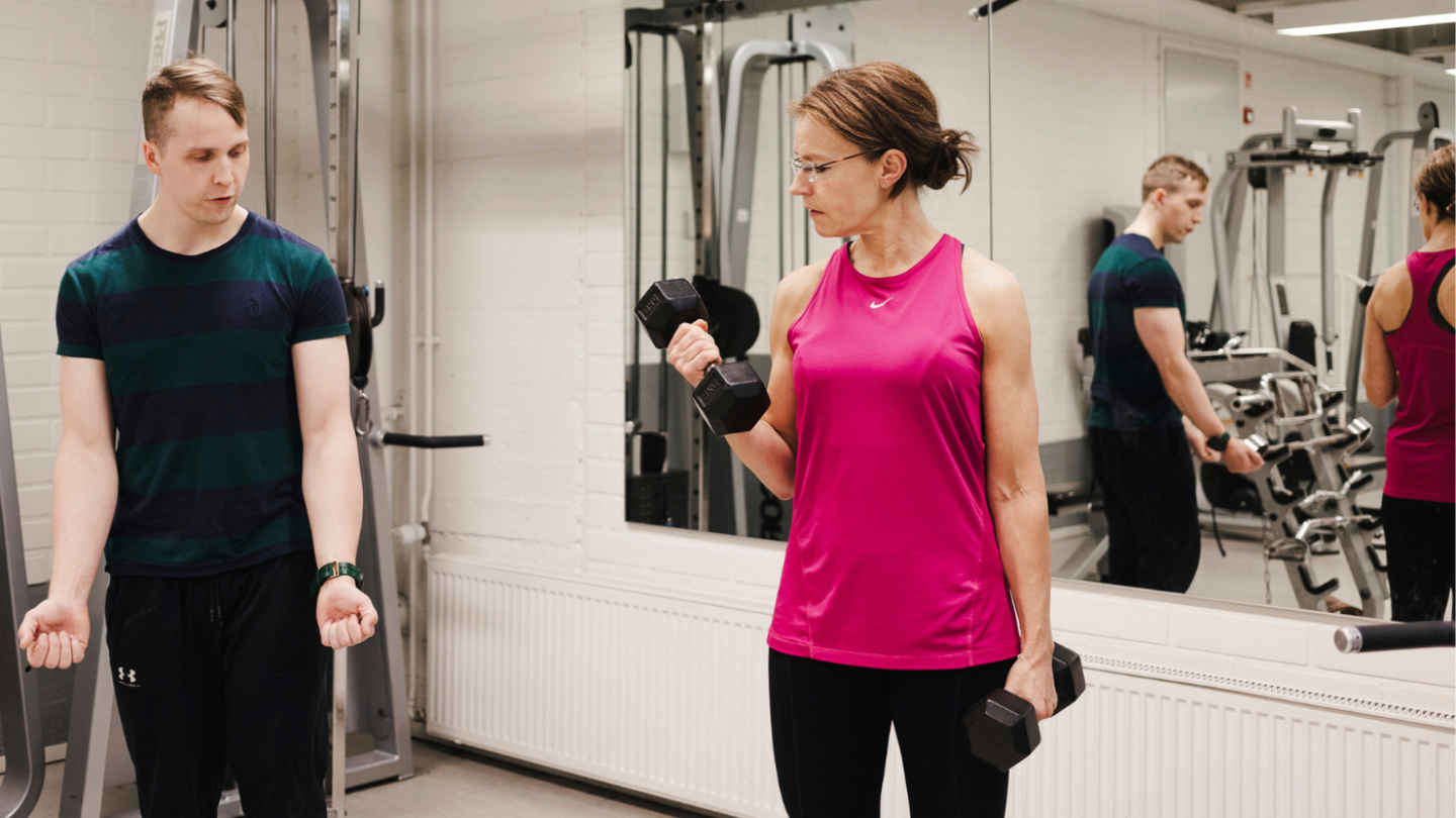 Henkilö tekee ohjattua lihaskuntoharjoitusta