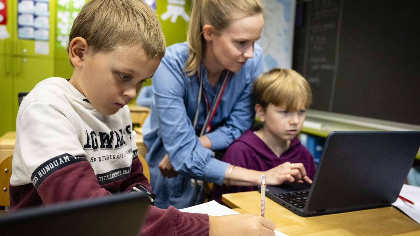 Koululaisia opettajan kanssa