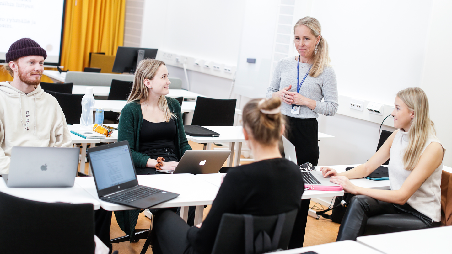 Ohjaustilanne tietokoneiden äärellä