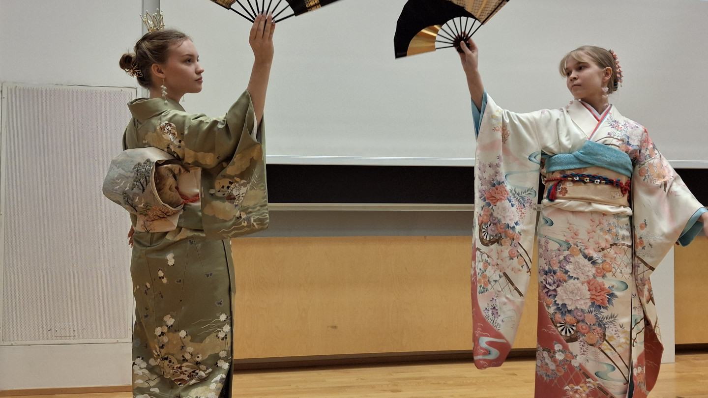 kimonopukuiset kirsikankukkaneidot