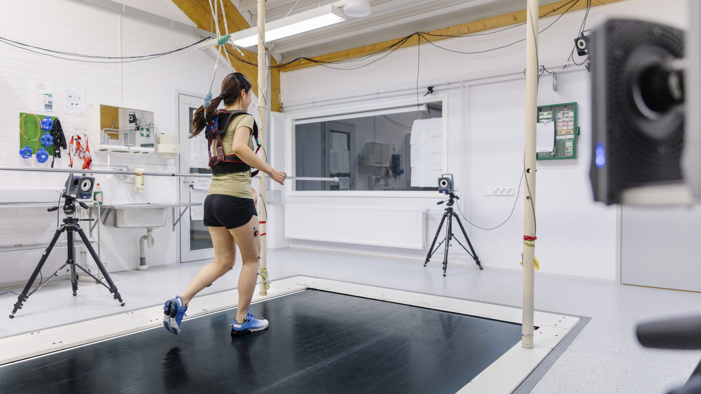 Henkilö juoksumatolla mittauslaboratoriossa