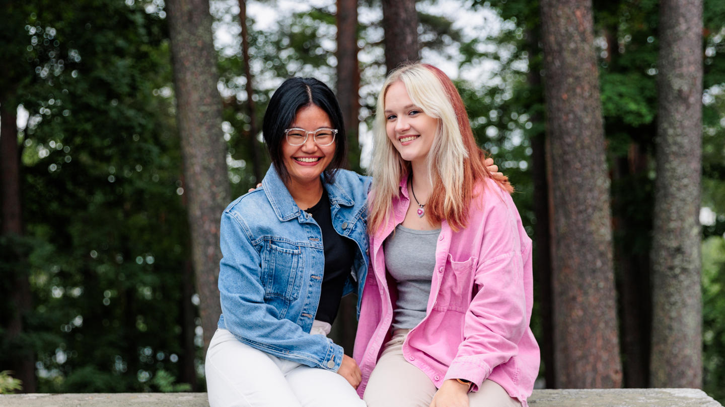 Opiskelijoita istumassa kampuksella. 