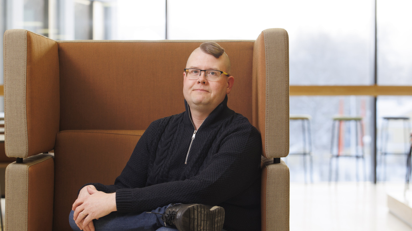 Pasi Hänninen istuu kampuksen tuolilla.
