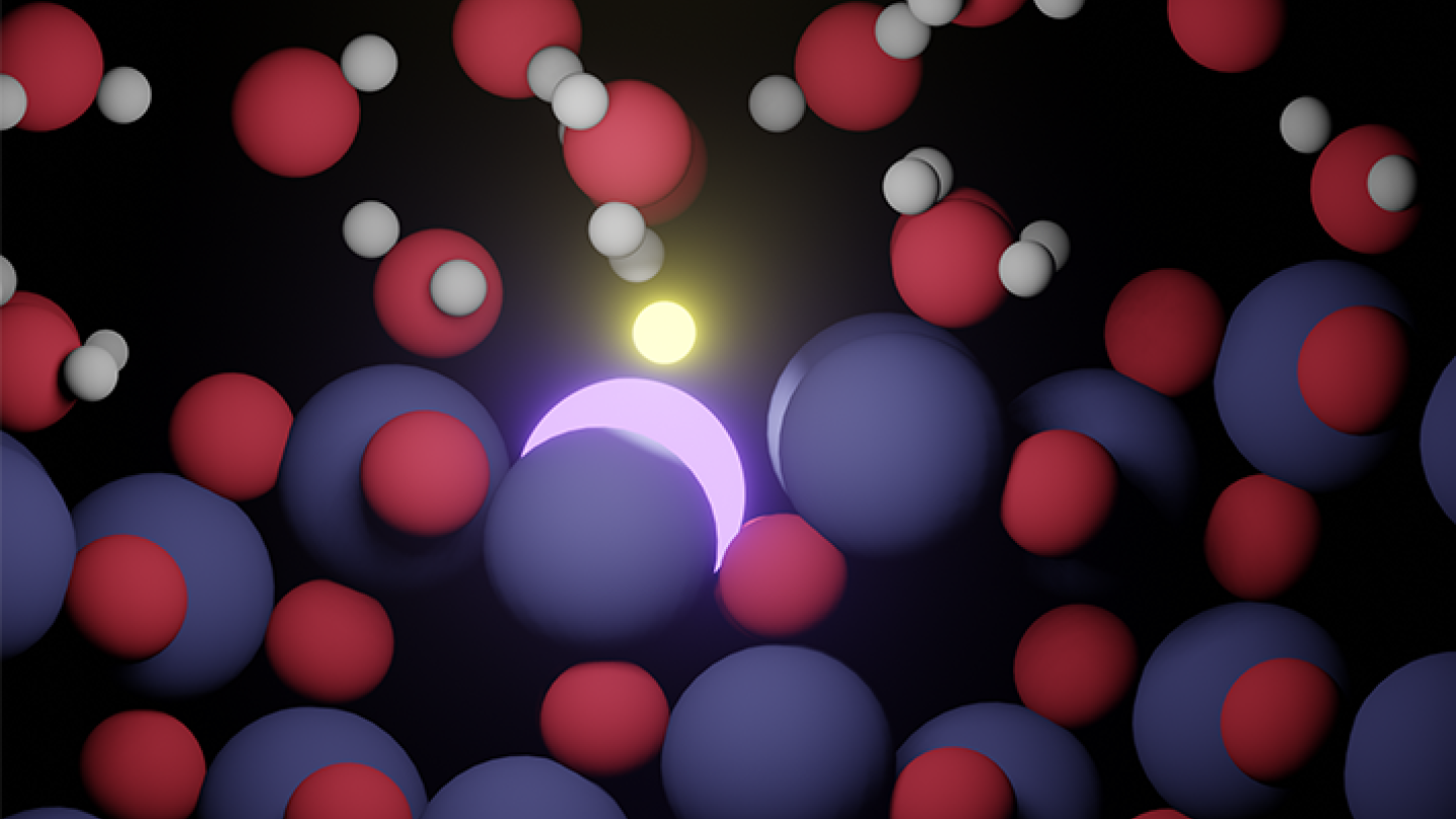 Elektrodipotentiaalin alentaminen varaa yksittäisen Ti-atomi (violetti) negatiivisesti. 