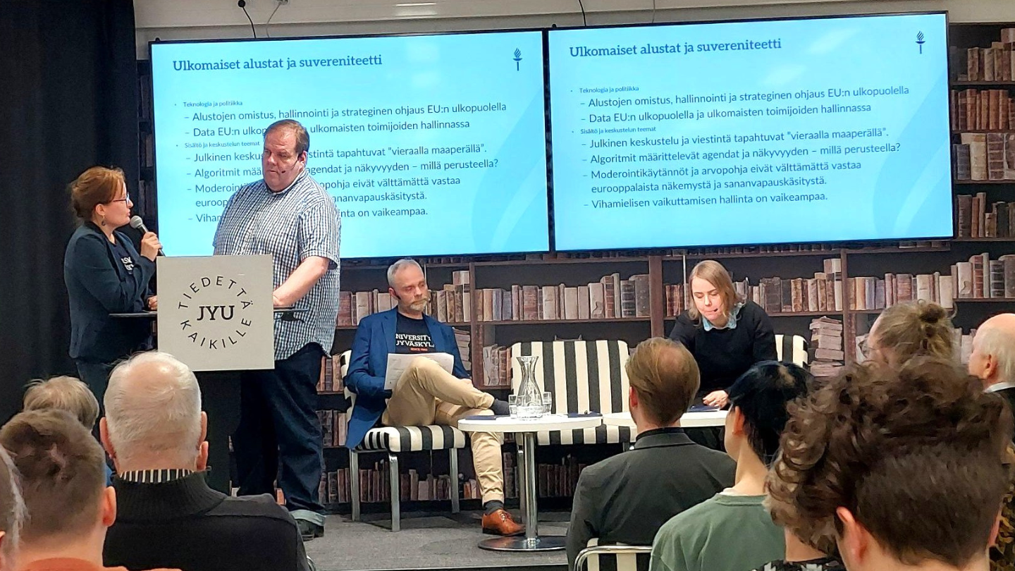 Tiedeillan 10.3. asiantuntijoina olivat Panu Moilanen, Antero Holmila ja Riitta Tallavaara. Illan juonsi Mari Heikkilä (vas.).  