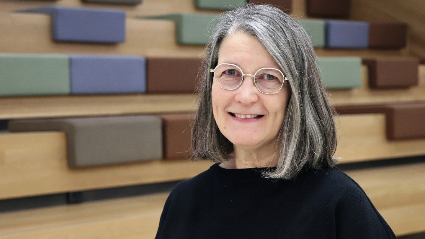 henkilokuva ruusupuiston aulasta