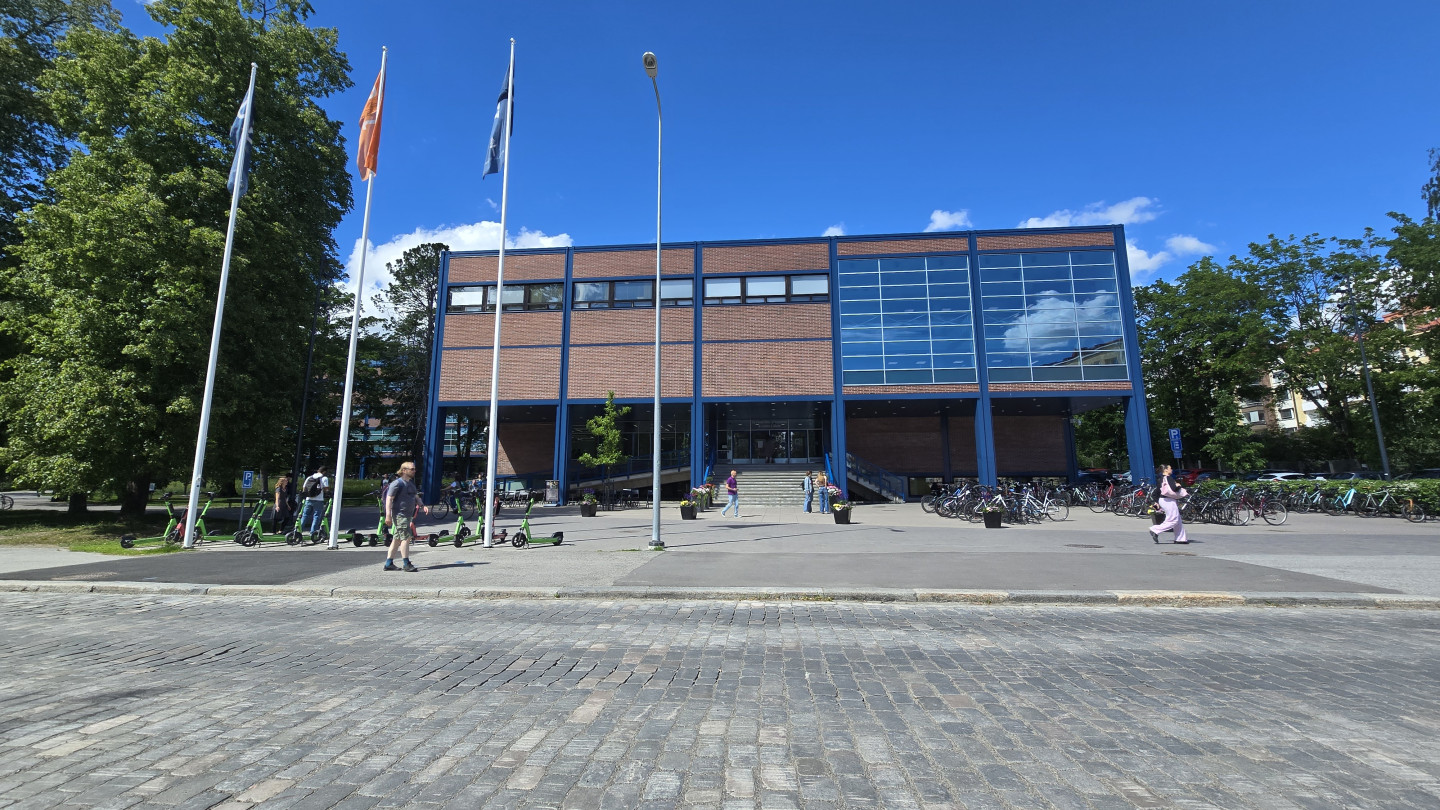 Jyväskylän yliopiston kirjasto Lähde Seminaarinkadulta kuvattuna.