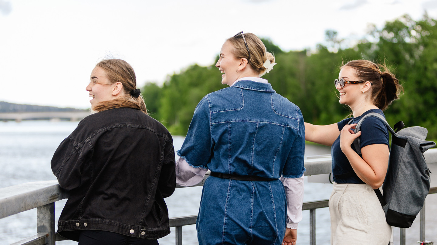Suomalaisia opiskelijoita ulkona kesällä
