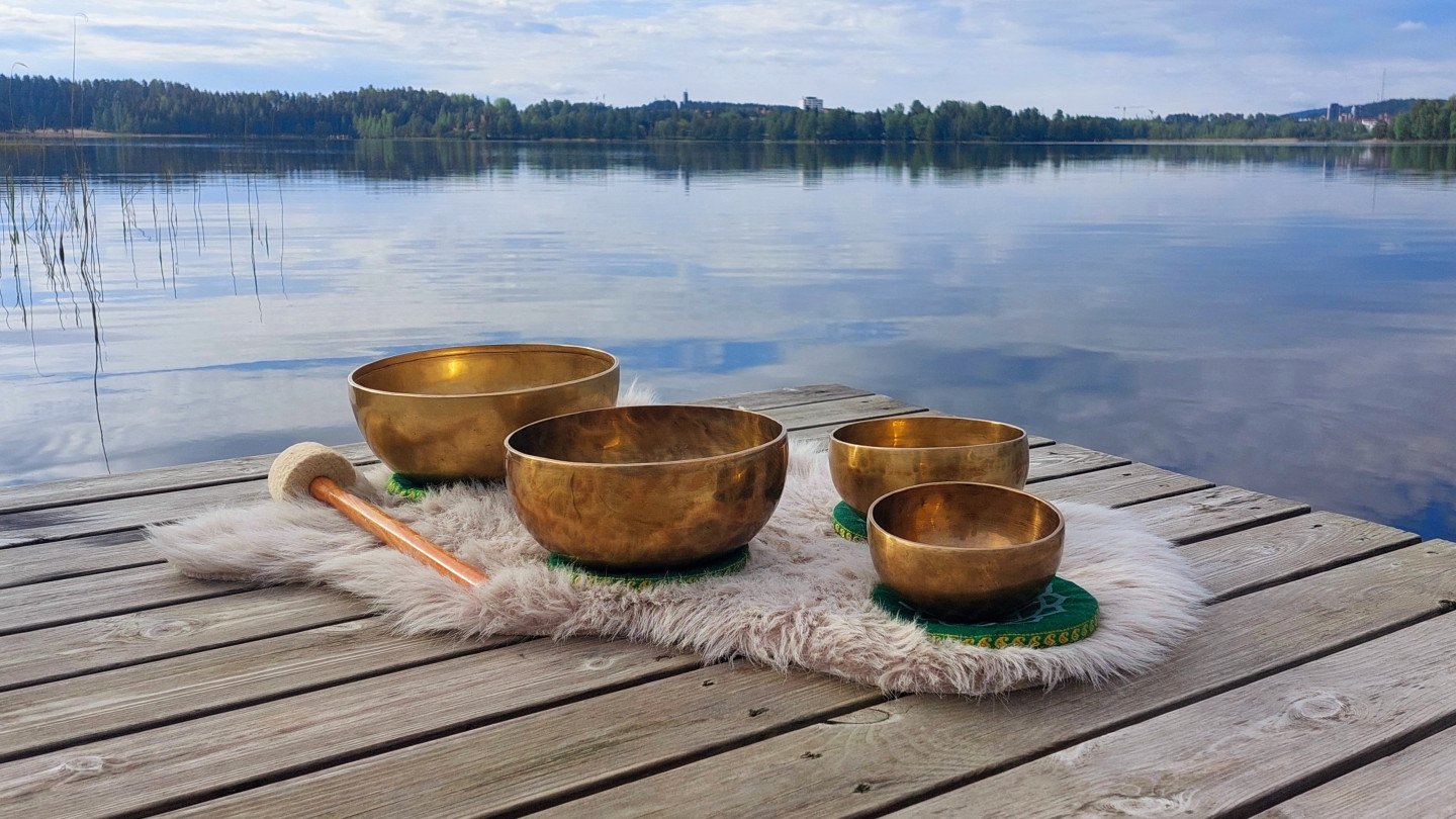 Äänimaljoja laiturilla veden äärellä