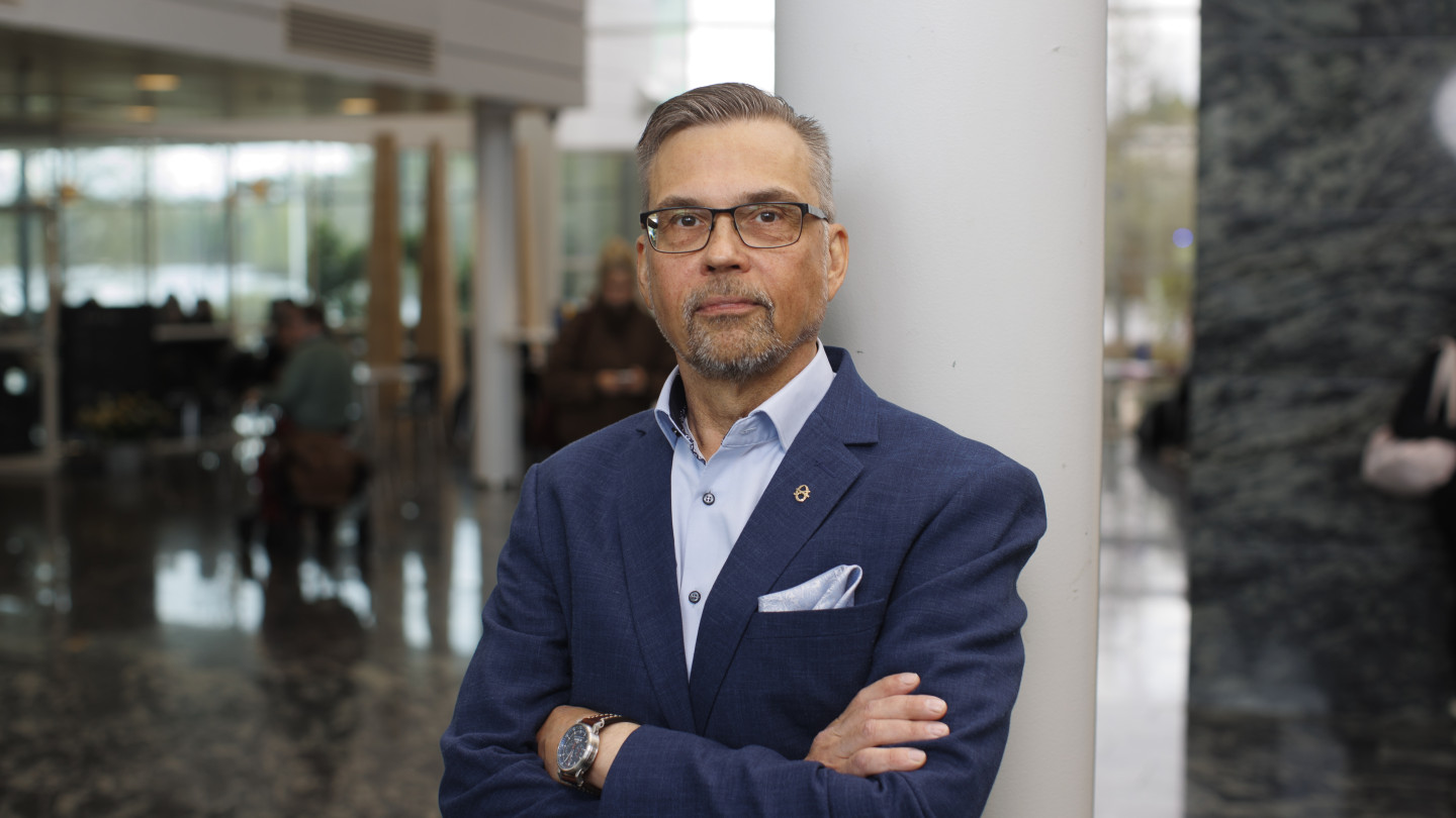Jyrki Isokangas Jyväskylän yliopiston Agoran aulassa.