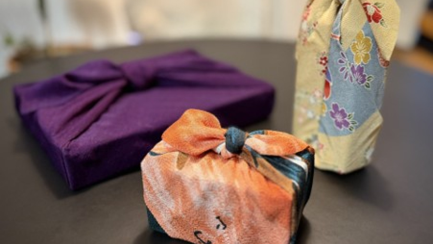 Japanilaiset furoshiki-kankaat suojaavat kolmea esinettä