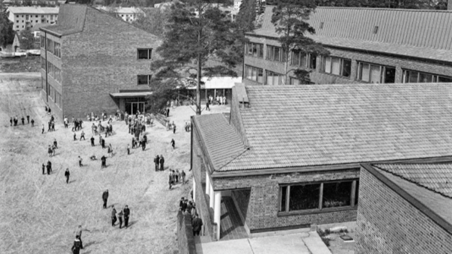 Harjoituskoulun pihamaa välitunnin aikana 1960-luvulla.
