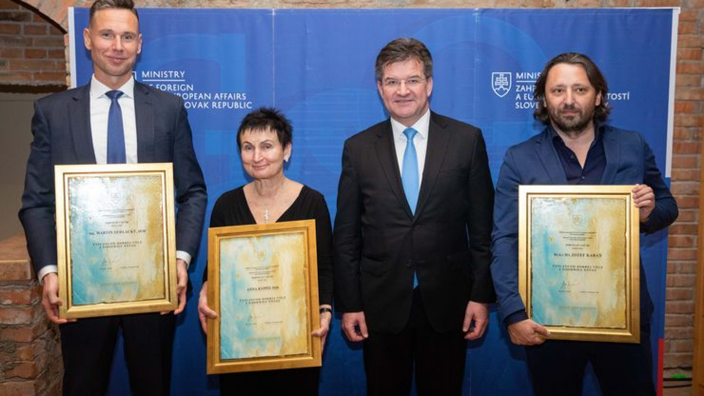 Martin Sedlacký,  Anna Kyppö, Slovakian ulkoministeri Miroslav Lajčák ja Jozef Kabaň palkintojenjakotilaisuudessa. Kuvan lähde Slovakia, MFA.