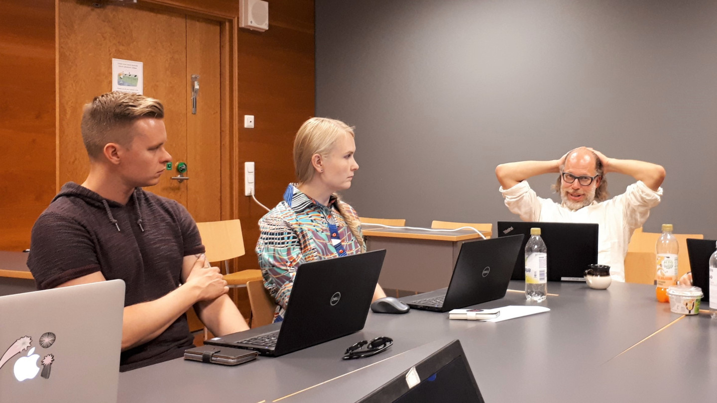 Marko Salonen (oikealla) on ollut mukana suunnittelemassa uutta näyttöreittiä. Kuvassa myös TRYhankkeen Tuomo Kuivalainen ja Riina Kärkkäinen.