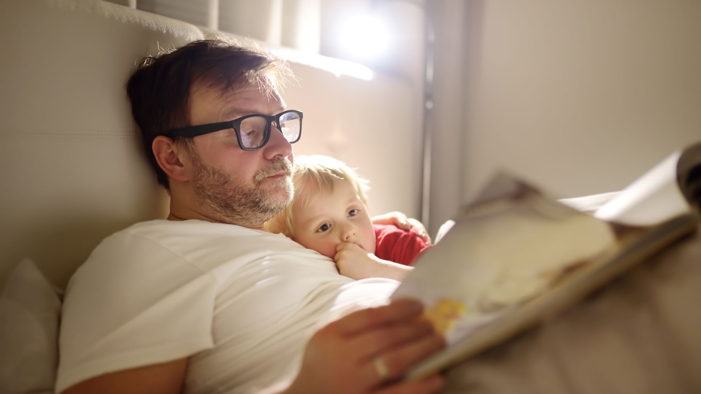 Kirjoissa käytetty kieli on usein sanastoltaan ja rakenteeltaan monipuolisempaa kuin tavallisen arjen vuorovaikutustilanteen kieli. Lukuhetki vanhemman kanssa mahdollistaa myös turvallisen tilanteen, jossa lapsi voi kysyä esimerkiksi hänelle vieraista sanoista. Kuvituskuva.