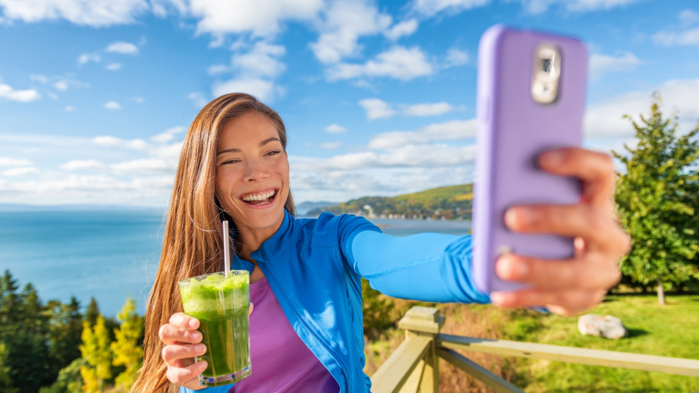 Tutkimuksessa havaittiin, että aktiivisesti somevaikuttajia seuraavilla nuorilla oli materialistisemmat arvot, kuin vaikuttajia harvemmin seuraavilla. Kuva: Mostphotos