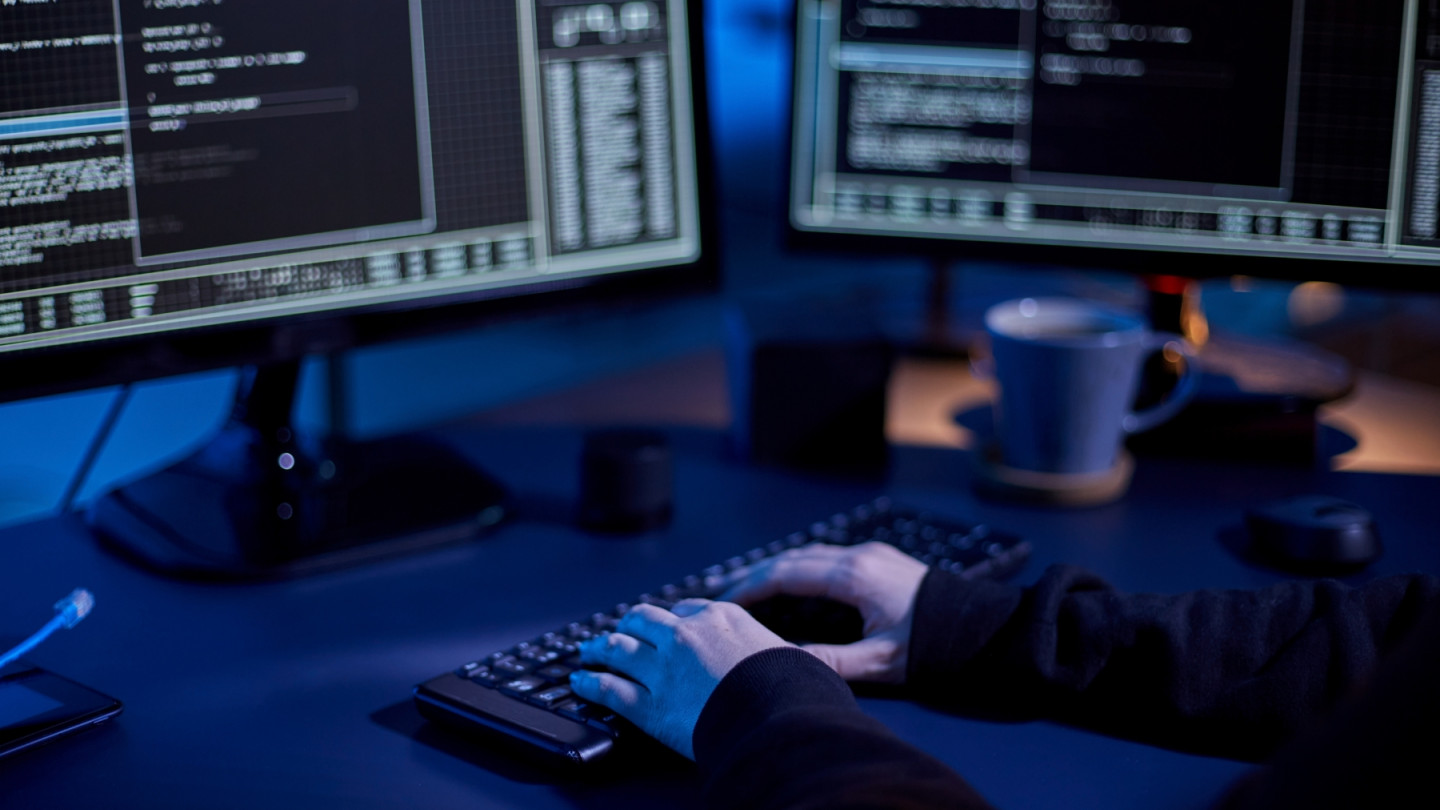 Tarkoituksena on lisätä kyberturvallisuuden opintotarjontaa myös työelämässä oleville ihmisille. Kuva: Mostphotos.